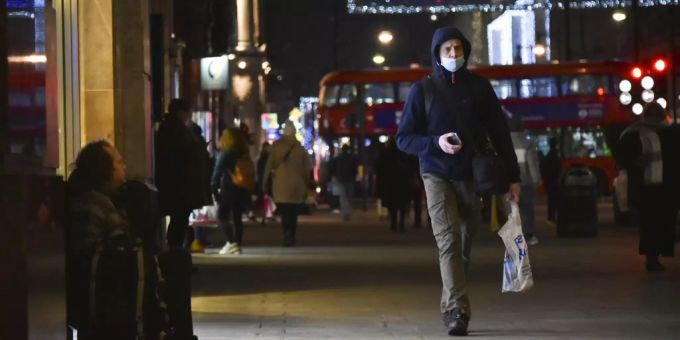 Ein Mann ist mit Maske in London unterwegs. london coronavirus maske
