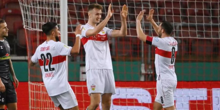 Gonzales Castro (r-l) und und Nicolas Gonzales feiern VfB-Matchwinner Sasa Kalajdzic. Foto: Marijan Murat/dpa