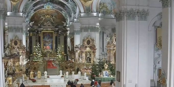 Nur rund zwei dutzend Gläubige vor Ort: Vorgezogene Mitternachtsmesse in der Kathedrale in St. Gallen. Nur rund zwei dutzend Gläubige vor Ort: Vorgezogene Mitternachtsmesse in der Kathedrale in St. Gallen.