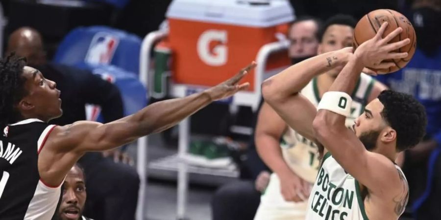 Jayson Tatum (r) war der überragende Akteur beim Celtics-Sieg bei den Clippers. Foto: Keith Birmingham/The Orange County Register/dpa