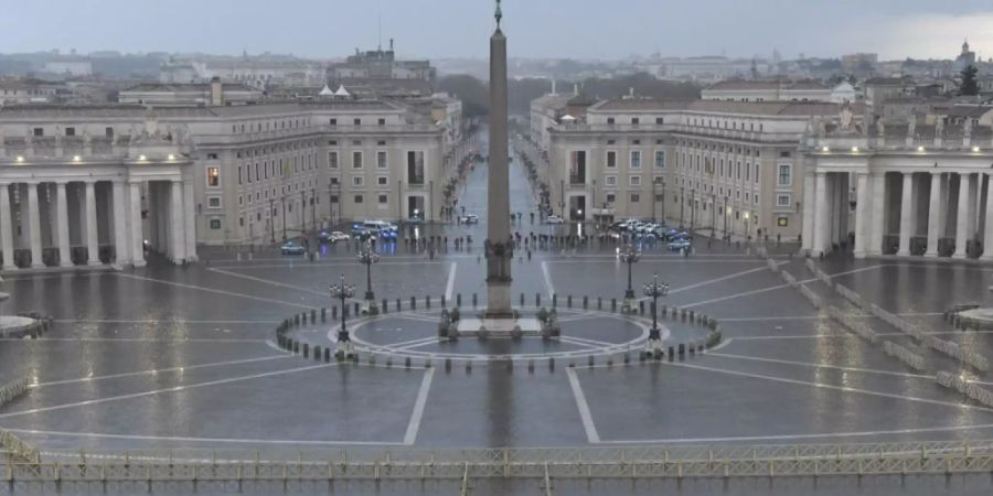 In Italien sind wegen der Corona-Pandemie die Touristenzahlen eingebrochen. Im Bild der leere Petersplatz an Ostern, der zu diesem Zeitpunkt normalerweise voll ist. (Archivbild)