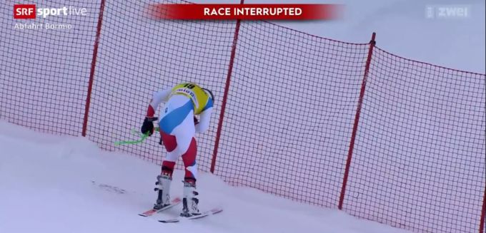 Carlo Janka steht nach seinem heftigen Sturz wieder, blutet aber. Carlo Janka