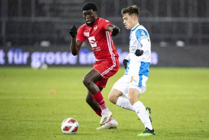 Robin Kalem von GC im Duell mit Lausanne-Ouchys Giovanni Bamba (l.). GC