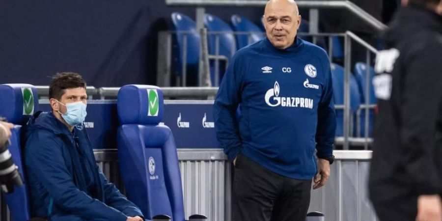 Schalke-Trainer Christian Gross (r) muss weiter auf Klaas-Jan Huntelaar verzichten. Foto: Marius Becker/dpa