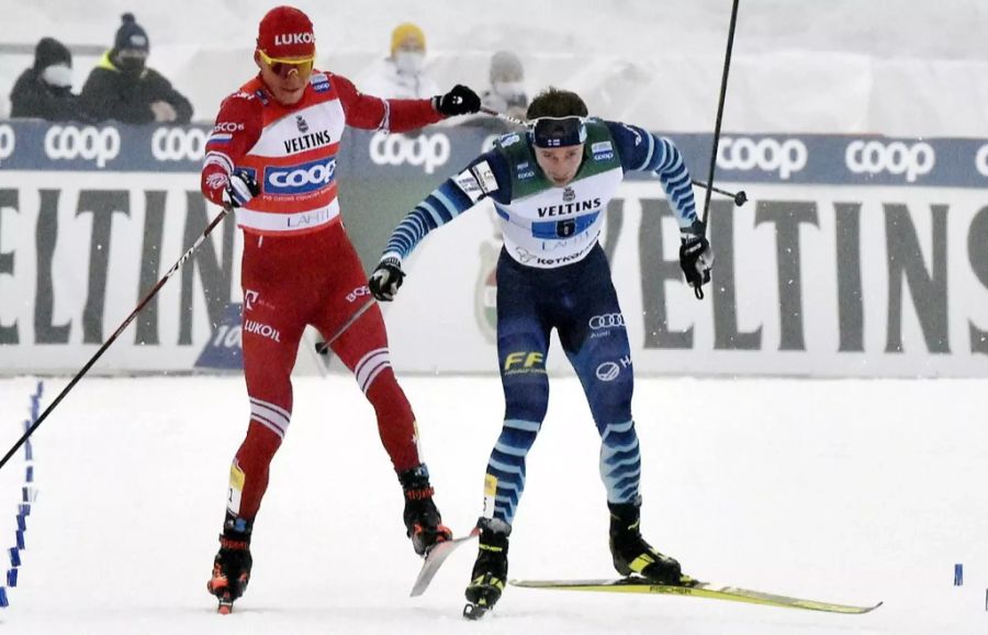 Joni Mäki (r.) macht Alexander Bolshunov die Türe zu.