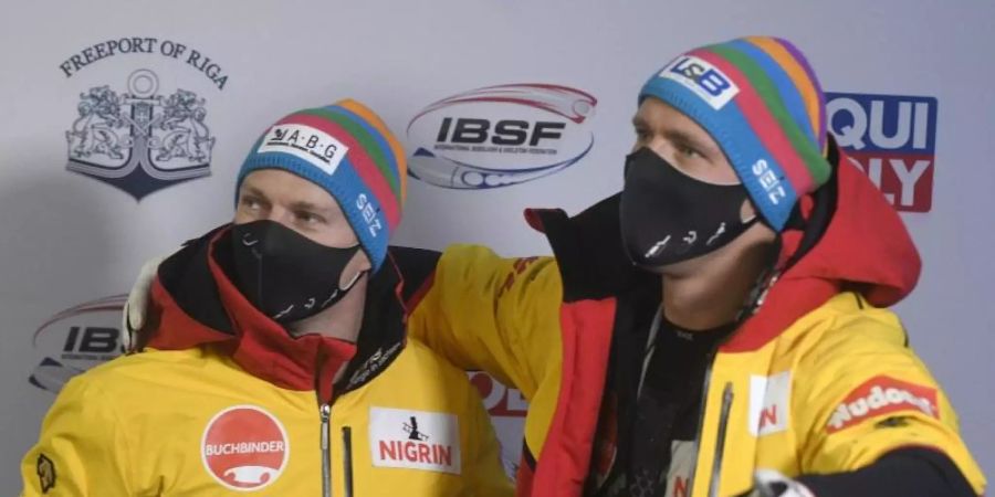 Francesco Friedrich und Thorsten Margis bei der Siegerehrung. Foto: Roman Koksarov/AP/dpa