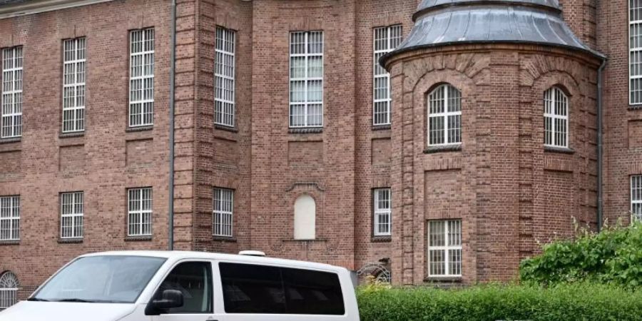 Die Justizvollzugsanstalt Kiel. Der Mordverdächtige im Fall Maddie bleibt noch für längere Zeit im Gefängnis. Foto: Carsten Rehder/dpa