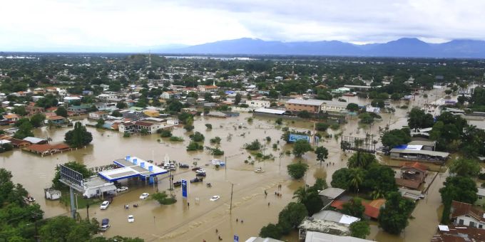 Blick auf die überschwemmte Ortschaft, nachdem das Tiefdruckgebiet «Eta» für heftigen Regen in der ganzen Region gesorgt hat. Bei Erdrutschen und Überschwemmungen wurden in Honduras 13 Menschen, in Guatemala und Panama jeweils fünf sowie in Costa Rica und Nicaragua jeweils zwei Menschen getötet. Tropensturm «Eta» - Honduras