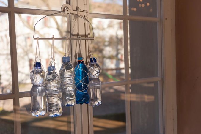 Wasserflaschen; Installation.