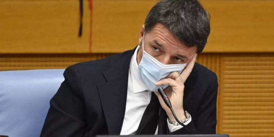 Matteo Renzi, Chef der in Italien mitregierenden Partei Italia Viva, hält eine Pressekonferenz in der Abgeordnetenkammer in Rom ab. Foto: Alberto Pizzoli/POOL AFP/dpa