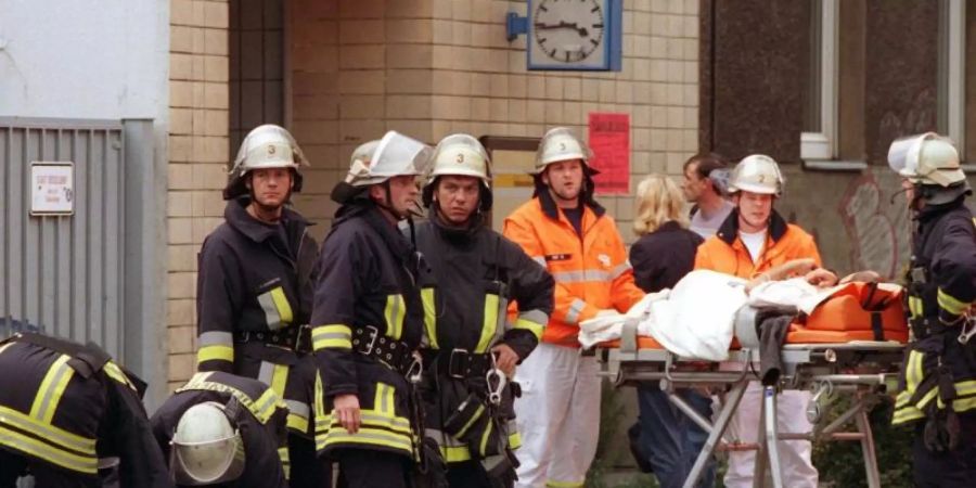Das Archivbild zeigt Rettungskräfte bei der Versorgung von Verletzten vor dem S-Bahnhof Wehrhahn. Foto: Christian Ohlig/dpa/Archiv