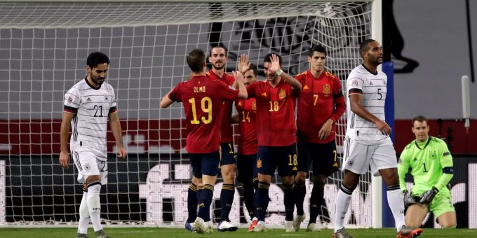 Geknickte Deutsche, jubelnde Spanier beim 0:6 in Sevilla. DFB
