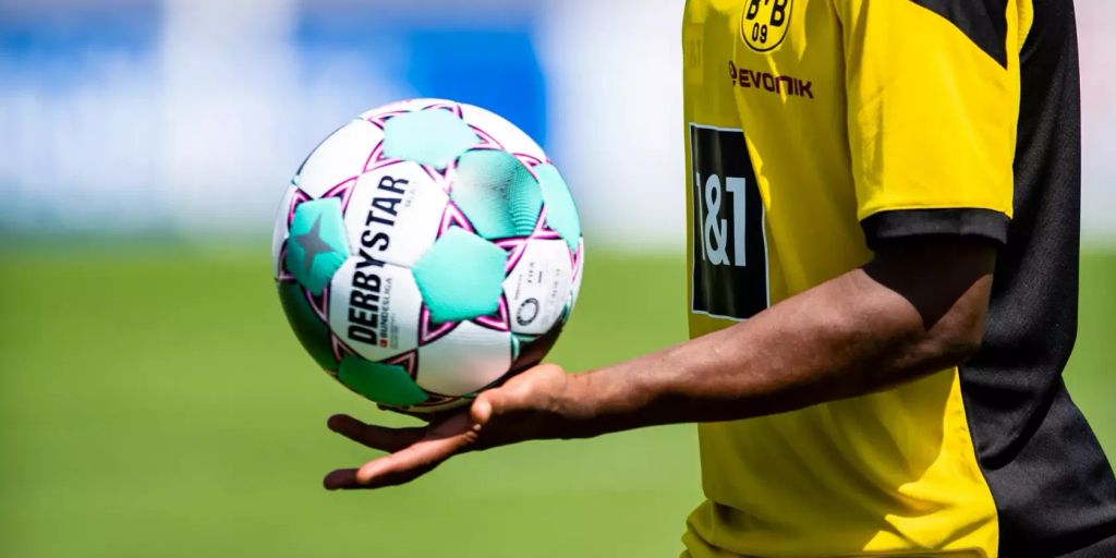 Bvb Youngster Moukoko 16 Ist Frisch Verliebt