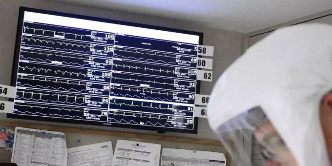 Die Herzfrequenzen, Blutdruck- und Sauerstoffwerte von Corona-Patienten werden auf einer Anzeigetafel im Universitätsklinikum UW Health in Madison angezeigt. USA Corona