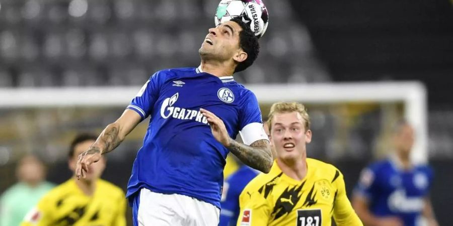 Der Schalker Omar Mascarell (M.) hat keine Probleme mit einem Gehaltsverzicht. Foto: Martin Meissner/AP-Pool/dpa