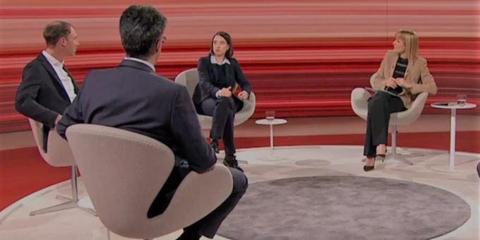 Barbara Lüthi (r.) im Gespräch mit Infektiologe Jan Fehr (l.) und Nora Kronig Romero vom BAG über die Impfung zum Schutz vor dem Coronavirus. Club Coronaivirus