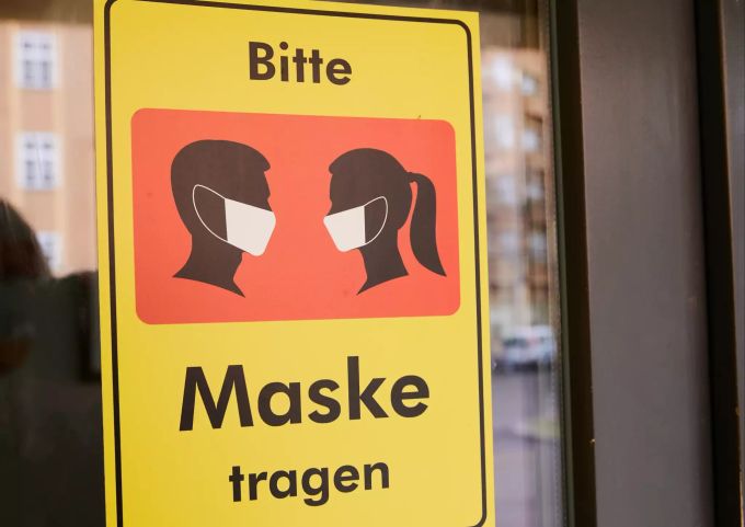 «Bitte Maske tragen» steht am Eingang einer Galerie in Berlin Mitte. Coronavirus - Berlin