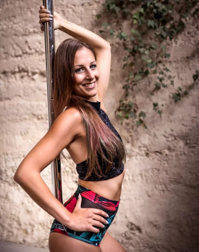 «Beim Pole Fitness steht die Fitness und Akrobatik im Vordergrund und beim Exotic Pole das Tanzen», erklärt Sabrina Blattmer. Sabrina Pole Dance Tägerig