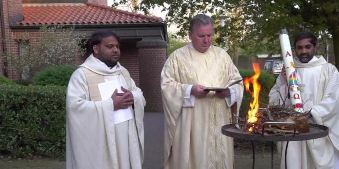 Der Priester Shreedhar Lanke (l) erlebt Deutschland sehr besonders: Während des Corona-Lockdowns wird die Ostermesse auch in Bedburg-Hau ohne die Gemeinde abgehalten. Foto: Katharina Gugel/ZDF/dpa Der Priester Shreedhar Lanke (l) erlebt Deutschland sehr besonders: Während des Corona-Lockdowns wird die Ostermesse auch in Bedburg-Hau ohne die Gemeinde abgehalten. Foto: Katharina Gugel/ZDF/dpa