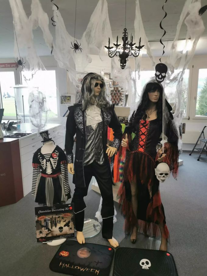 Die Auswahl an Kostümen im Laden ist gross - auch für Halloween. Halloween Siebnen