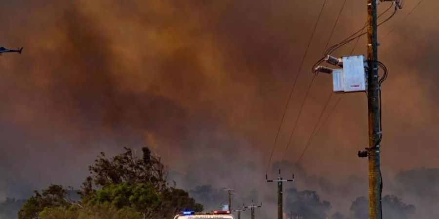 In Westaustralien sind bei einem neuerlichen Feuer bereits Tausende Hektar Buschland verbrannt. Foto: Evan Collis/DEPARTMENT OF FIRE AND EMERGENCY SERVICES/AAP/dpa