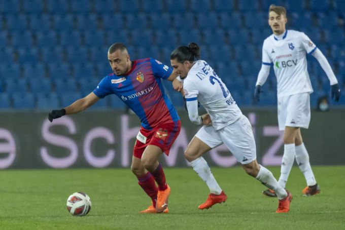 Lausannes Cameron Puertas (Mitte) im Zweikampf gegen Cabral vom FC Basel. FC Basel Lausanne