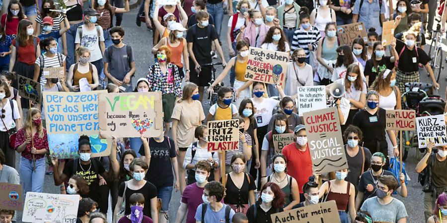 Die Klimaproteste schärften das Bewusstsein, dass der Klimawandel ein Generationenthema ist. Gemäss dem Generationen-Barometer 2020 sind die jüngsten Befragten am selbstkritischsten, wenn sie ihren klimafreundlichen Lebensstil bewerten.