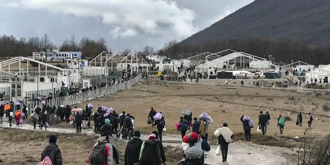 Migranten gehen am 30. Dezember 2020 mit ihren Habseligkeiten zurück zum Lager Lipa. Foto: Kemal Softic/AP/dpa Migranten gehen am 30. Dezember 2020 mit ihren Habseligkeiten zurück zum Lager Lipa. Foto: Kemal Softic/AP/dpa
