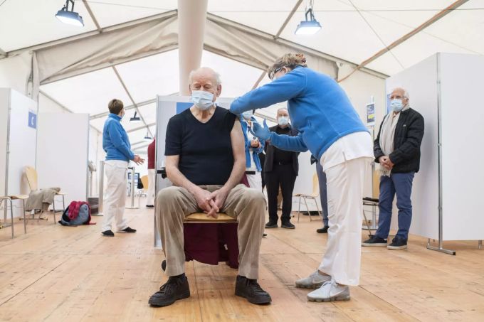 Bis im April soll sich auch die Zürcher Bevölkerung für die Corona-Impfung anmelden können. Coronavirus · Schweiz