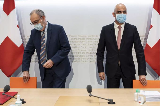 Bundespräsident Guy Parmelin, links, und Bundesrat Alain Berset erscheinen zu einer Medienkonferenz zu Massnahmen zum Coronavirus, am Mittwoch, 27. Januar 2021, in Bern. Coronavirus Bundesrat