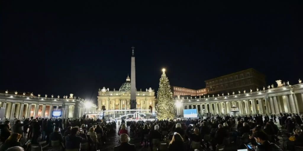 Weihnachtsbaum Und Krippe Auf Petersplatz Im Vatikan Eingeweiht