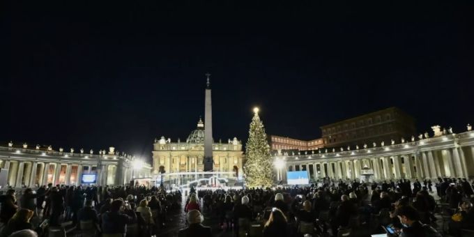 Weihnachtsbaum und Krippe auf Petersplatz im Vatikan eingeweiht