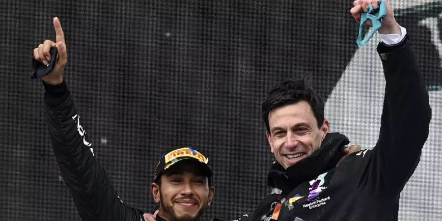 Mercedes-Motorsportchef Toto Wolff (r) verhandelt mit Lewis Hamilton um einen neuen Vertrag. Foto: Ozan Kose/POOL AFP/AP/dpa