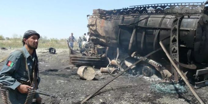 Ein afghanischer Polizist steht vor einem ausgebrannten Tanklastzug in Kunduz nach dem von dem deutschen Oberst Klein angeordneten Luftangriff. Kunduz