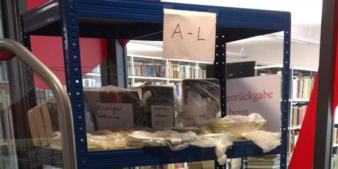 Medien-Abholregal in der Stadtbibliothek Zofingen.