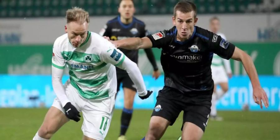 Havard Nielsen (l) kam mit Fürth gegen Uwe Hünemeier und Paderborn nicht über ein Remis hinaus. Foto: Daniel Karmann/dpa