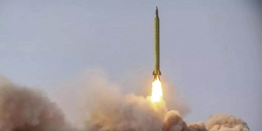 Das von der iranischen Revolutionsgarde zur Verfügung gestellte Foto zeigt eine Rakete, die bei einer Übung gestartet wird. Foto: ---/Iranian Revolutionary Guard/Sepahnews/AP/dpa