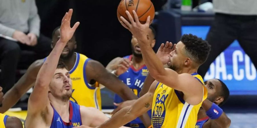 Auch Golden-State-Superstar Stephen Curry (r) konnte seinem Team nicht zum Sieg gegen die Denver Nuggets verhelfen. Foto: David Zalubowski/AP/dpa