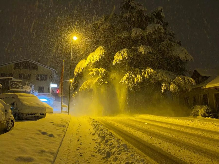 Wer am Freitagmorgen das Auto nimmt, muss viel Zeit einplanen. Alles ist total verschneit.