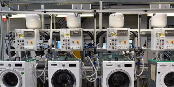 Waschmaschinen werden im Bosch Siemens Hausgeräte-Werk produziert. Foto: Ralf Hirschberger/dpa-Zentralbild/dpa Waschmaschinen werden im Bosch Siemens Hausgeräte-Werk produziert. Foto: Ralf Hirschberger/dpa-Zentralbild/dpa