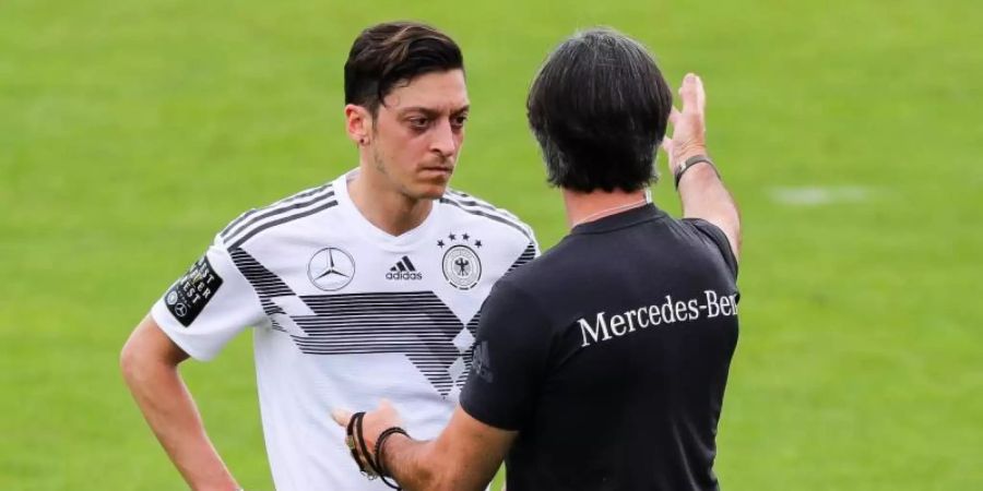Joachim Löw (r) und Mesut Özil. Foto: Christian Charisius/dpa
