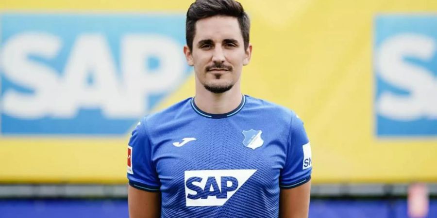 Arbeitet noch an seiner Rückkehr auf den Platz: Benjamin Hübner. Foto: Uwe Anspach/dpa