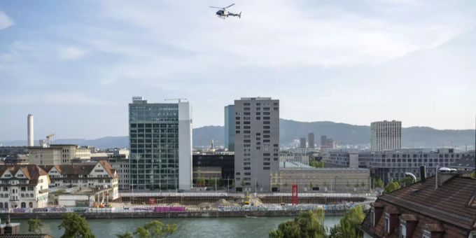 Ein Helikopter der Kantonspolizei Zürich sucht nach dem verschwundenen Kanufahrer auf der Limmat. helikopter kantonspolizei zürich