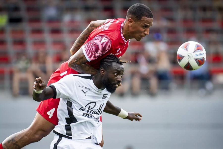 Leo Lacroix vom FC Sion im Duell mit Servettes Grejohn Kyei.