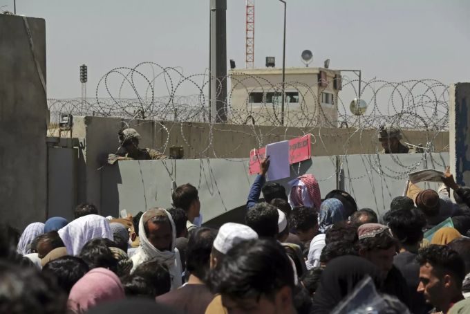 Hunderte Menschen vor dem Flughafen von Kabul. Taliban