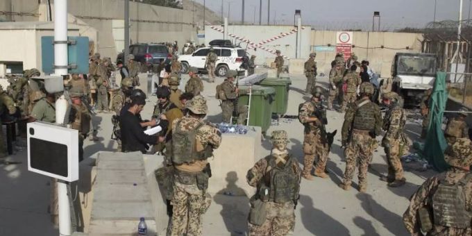 Britische und des US-amerikanische Soldaten bei der Evakuierung von Menschen aus Kabul. Foto: Uncredited/Ministry of Defence/dpa Britische und des US-amerikanische Soldaten bei der Evakuierung von Menschen aus Kabul. Foto: Uncredited/Ministry of Defence/dpa