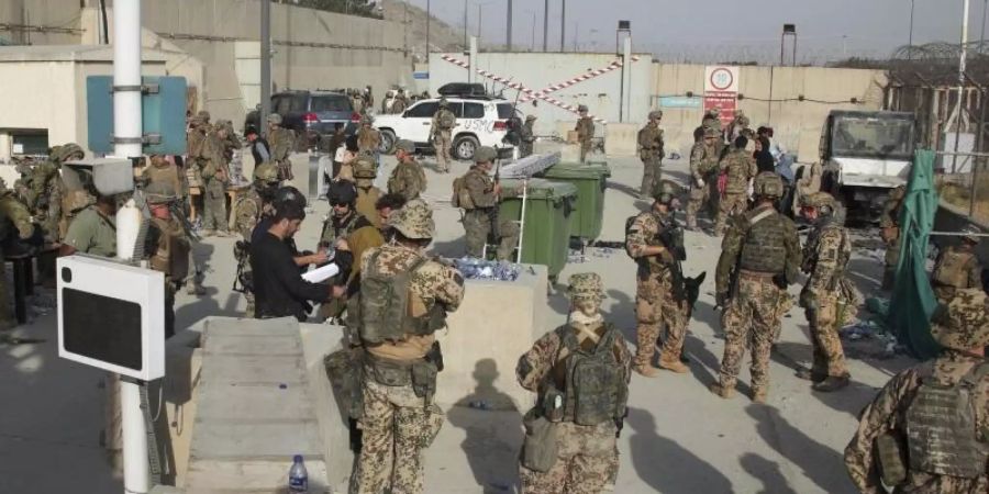 Britische und des US-amerikanische Soldaten bei der Evakuierung von Menschen aus Kabul. Foto: Uncredited/Ministry of Defence/dpa