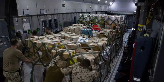 HANDOUT - Ein Airbus A400M der deutschen Bundeswehr wird vor dem Flug nach Kabul mit Hilfsgütern beladen. Foto: -/Bundeswehr/dpa - ACHTUNG: Nur zur redaktionellen Verwendung im Zusammenhang mit der aktuellen Berichterstattung und nur mit vollständiger Nennung des vorstehenden Credits HANDOUT - Ein Airbus A400M der deutschen Bundeswehr wird vor dem Flug nach Kabul mit Hilfsgütern beladen. Foto: -/Bundeswehr/dpa - ACHTUNG: Nur zur redaktionellen Verwendung im Zusammenhang mit der aktuellen Berichterstattung und nur mit vollständiger Nennung des vorstehenden Credits