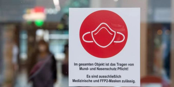 Ein Schild am Eingang zu einer Einkaufspassage weist auf das Tragen von Mund- und Nasenschutz hin. Foto: Hendrik Schmidt/dpa-Zentralbild/dpa Ein Schild am Eingang zu einer Einkaufspassage weist auf das Tragen von Mund- und Nasenschutz hin. Foto: Hendrik Schmidt/dpa-Zentralbild/dpa