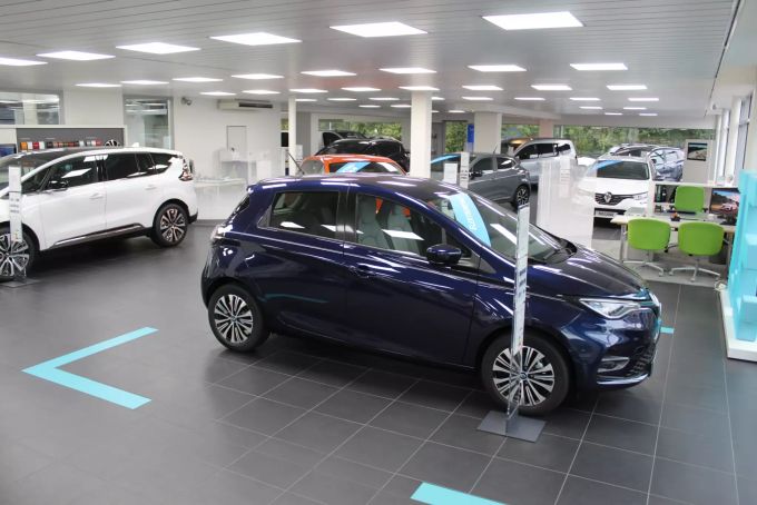 Neu- und Occasionswagen stehen hier auf über 4500 m² bereit. Aare Touring Garage Buchs
